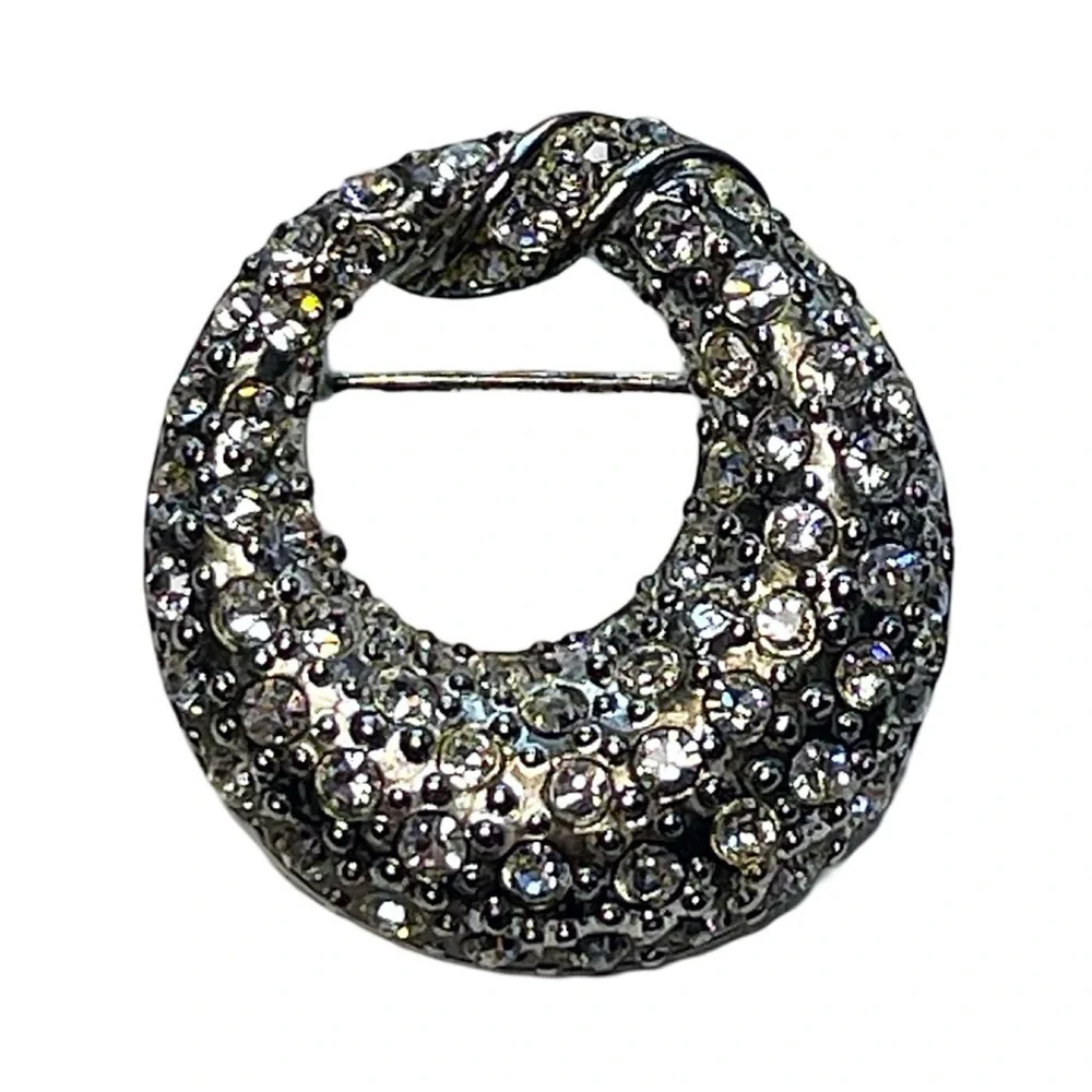 Elegant Vintage Silver tone Crystal Brooch!